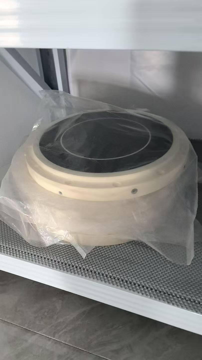 Porous ceramic vacuum chuck table