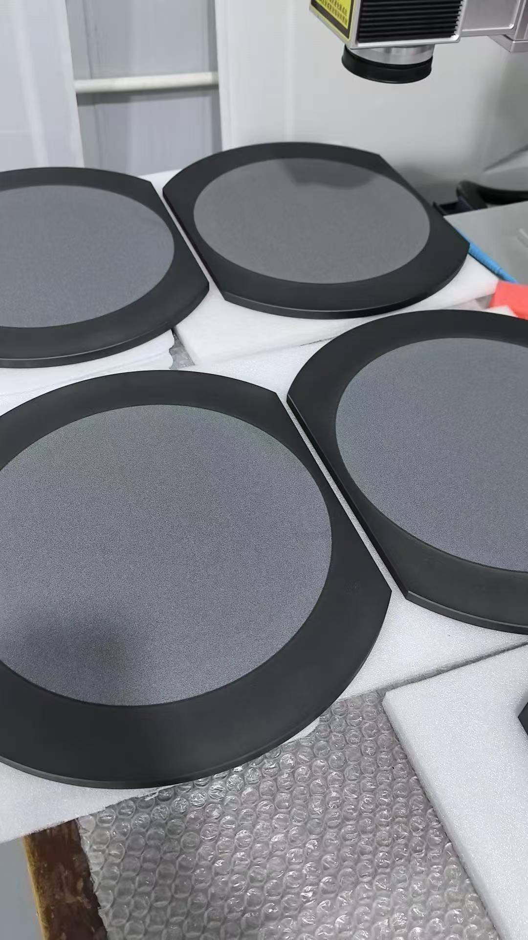 Porous ceramic vacuum chuck table