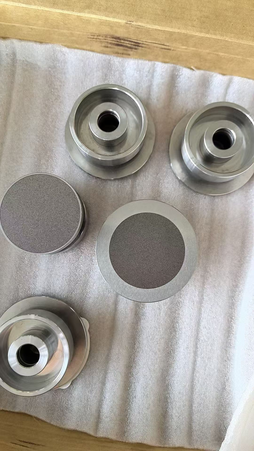 Porous ceramic vacuum chuck table